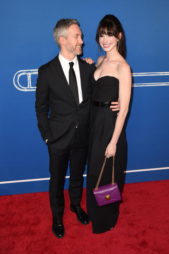 Anne Hathaway et son mari Adam Shulman assistent à l'avant-première de la comédie musicale "The Music Man" au Winter Garden Theatre à New York le 10 février 2022.