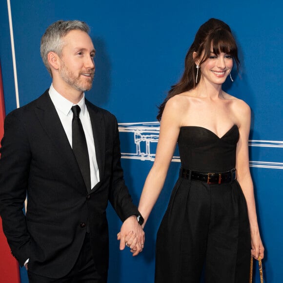 Anne Hathaway et son mari Adam Shulman assistent à l'avant-première de la comédie musicale "The Music Man" au Winter Garden Theatre à New York le 10 février 2022.