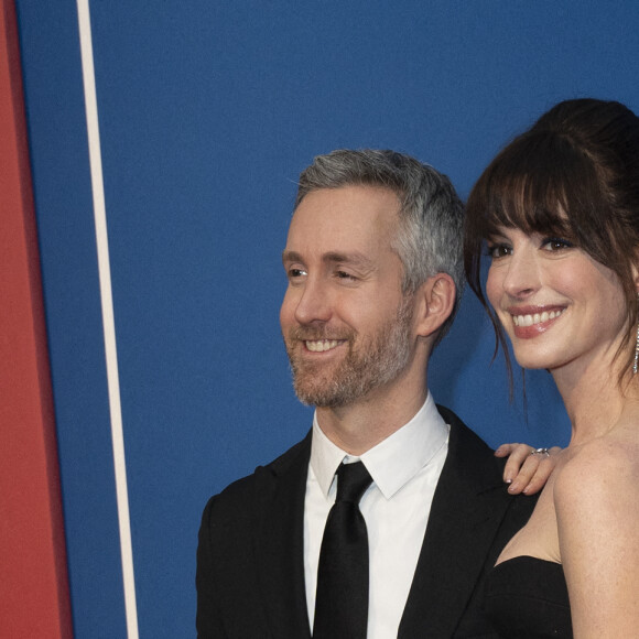 Anne Hathaway et son mari Adam Shulman assistent à l'avant-première de la comédie musicale "The Music Man" au Winter Garden Theatre à New York le 10 février 2022.