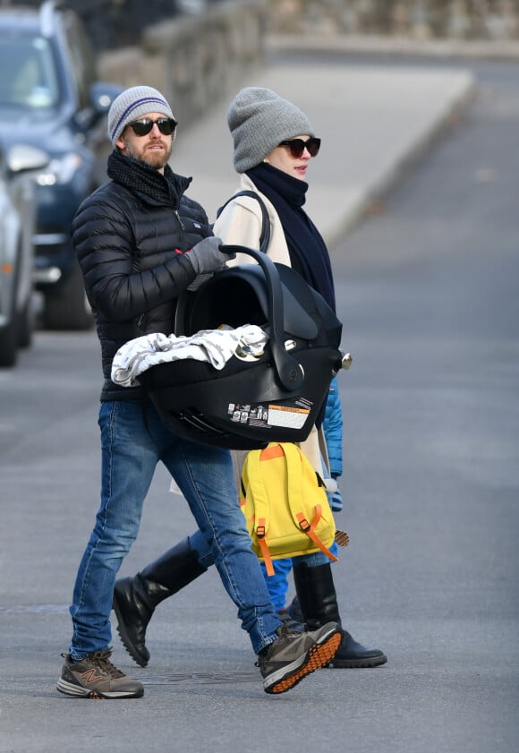 Exclusif - Première sortie de Anne Hathaway et son mari Adam Shulman avec leur nouveau né et leur fils Jonathan dans le Connecticut. Le 8 décembre 2018