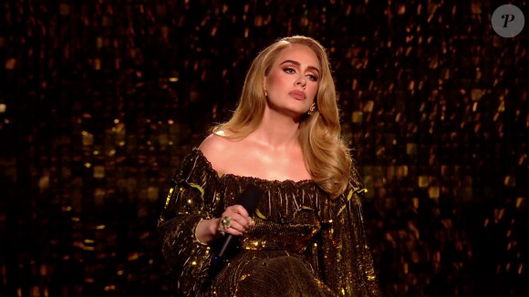La chanteuse Adele interprète "I drink wine" sur la scène des Brit Awards 2022 à l'O2 à Londres 