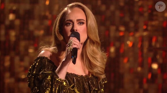 La chanteuse Adele interprète "I drink wine" sur la scène des Brit Awards 2022 à l'O2 à Londres 