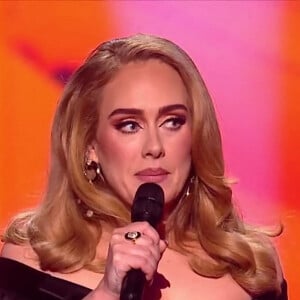 La chanteuse Adele a remporté le prix du meilleur album, de la chanson de l'année et d'artiste de l'année lors de la cérémonie des Brit Awards 2022 à L'O2 à Londres le 8 février 2022. 