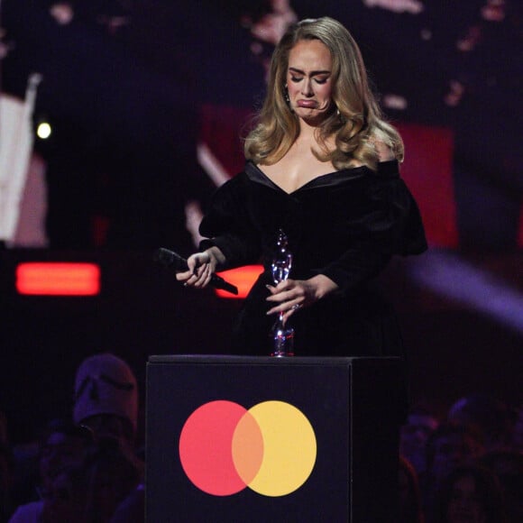 La chanteuse Adele a remporté le prix du meilleur album, de la chanson de l'année et d'artiste de l'année lors de la cérémonie des Brit Awards 2022 à L'O2 à Londres le 8 février 2022. 