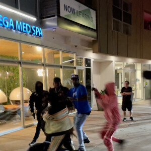 Exclusif - Une bagarre a éclaté juste avant la fusillade devant le club "The Nice Guy" à Los Angeles. Une fusillade a éclaté à la sortie du club "The Nice Guy" à Los Angeles. Tout serait parti d'une altercation entre Gunna, Black Kodak et leurs amis avec d'autres personnes. La situation a très rapidement dégénérée et plusieurs coups de feu sont partis ! Plusieurs personnes sont blessés, notamment une à l'épaule, une à la jambe et une autre dans le bas du dos. Le tireur présumé a été arrêté par la police. Une Ferrari appartenant aux amis de Gunna, stationnée juste à côté a reçu plusieurs balles dans la carrosserie. Los Angeles, le 11 février 2022.  