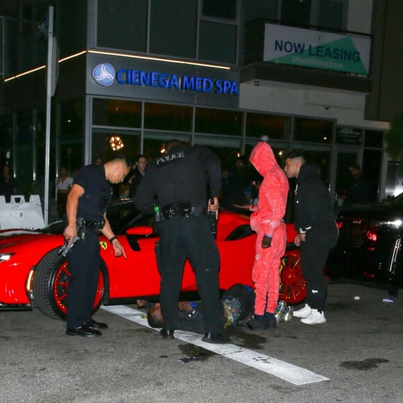 Une fusillade a éclaté à la sortie du club "The Nice Guy" à Los Angeles. Tout serait parti d'une altercation entre Gunna, Black Kodak et leurs amis avec d'autres personnes. La situation a très rapidement dégénérée et plusieurs coups de feu sont partis ! Plusieurs personnes sont blessés, notamment une à l'épaule, une à la jambe et une autre dans le bas du dos. Le tireur présumé a été arrêté par la police. Une Ferrari appartenant aux amis de Gunna, stationnée juste à côté a reçu plusieurs balles dans la carrosserie. Los Angeles, le 11 février 2022.  