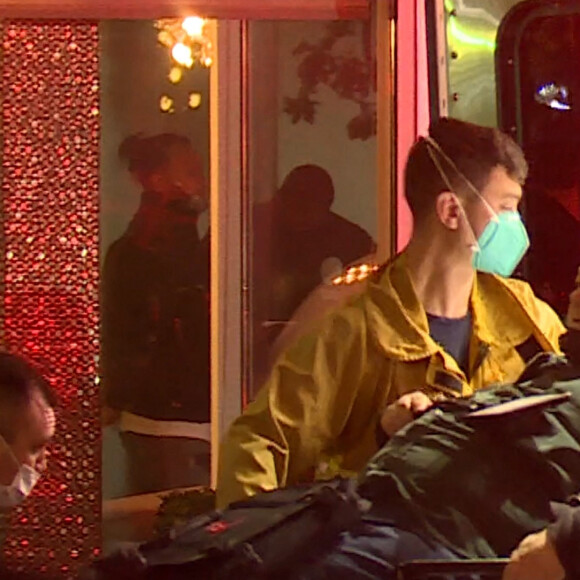 Une fusillade a éclaté à la sortie du club "The Nice Guy" à Los Angeles. Tout serait parti d'une altercation entre Gunna, Black Kodak et leurs amis avec d'autres personnes. La situation a très rapidement dégénérée et plusieurs coups de feu sont partis ! Plusieurs personnes sont blessés, notamment une à l'épaule, une à la jambe et une autre dans le bas du dos. Le tireur présumé a été arrêté par la police. Une Ferrari appartenant aux amis de Gunna, stationnée juste à côté a reçu plusieurs balles dans la carrosserie. Los Angeles, le 11 février 2022.  