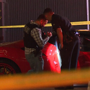 Une fusillade a éclaté à la sortie du club "The Nice Guy" à Los Angeles. Tout serait parti d'une altercation entre Gunna, Black Kodak et leurs amis avec d'autres personnes. La situation a très rapidement dégénérée et plusieurs coups de feu sont partis ! Plusieurs personnes sont blessés, notamment une à l'épaule, une à la jambe et une autre dans le bas du dos. Le tireur présumé a été arrêté par la police. Une Ferrari appartenant aux amis de Gunna, stationnée juste à côté a reçu plusieurs balles dans la carrosserie. Los Angeles, le 11 février 2022.  