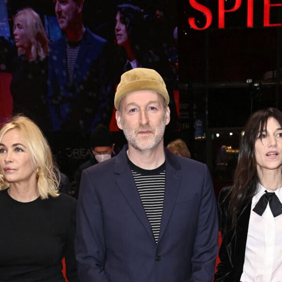 Emmanuelle Béart, Mikhael Hers et Charlotte Gainsbourg à la première du film "Les passagers de la nuit" lors de la 72ème édition du festival international du film de Berlin (La Berlinale 2022), le 13 février 2022. © Future-Image via Zuma Press/Bestimage 