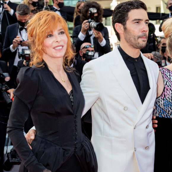 Mylène Farmer, Tahar Rahim - Montée des marches du film "OSS 117 : Alerte rouge en Afrique Noire" lors du 74e Festival de Cannes. Le 17 juillet 2021. © Borde-Jacovides-Moreau / Bestimage 