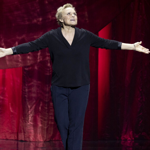 Exclusif - Muriel Robin reprend ses sketchs cultes dans le spectacle "Et Pof !" au théâtre des Champs-Elysées à Paris. Le 21 janvier 2022. © Cyril Moreau / Bestimage