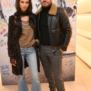 Exclusif - Samuel Le Bihan et sa nouvelle compagne Stefania Cristian - People lors de la présentation de la collection capsule de la maison Lanvin "Poetry in Motion", une nouvelle ligne jeune "surfer", à la boutique Lanvin à Paris. Le 8 décembre 2021 © Veeren / Bestimage