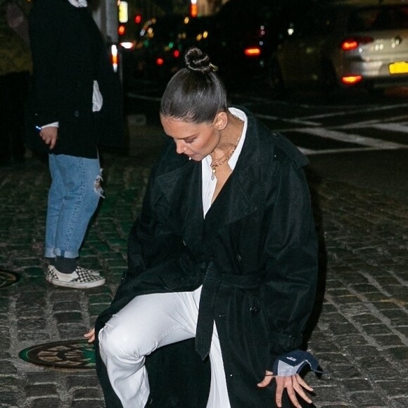 Katie Holmes trébuche en se rendant à la présentation de la nouvelle collection alice + olivia au Zero Bond. New York, le 12 février 2022.
