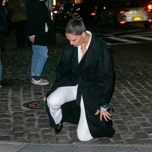 Katie Holmes trébuche en se rendant à la présentation de la nouvelle collection alice + olivia au Zero Bond, à New York.