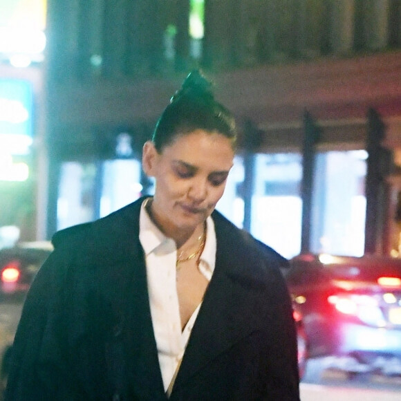 Katie Holmes trébuche en se rendant à la présentation de la nouvelle collection alice + olivia au Zero Bond. New York, le 12 février 2022.