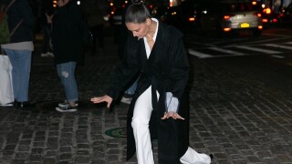 Katie Holmes : Stylée à la Fashion Week malgré un petit accident