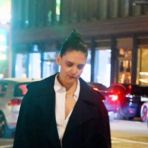 Katie Holmes trébuche en se rendant à la présentation de la nouvelle collection alice + olivia au Zero Bond. New York, le 12 février 2022.