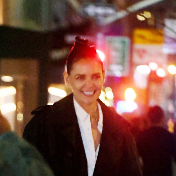 Katie Holmes trébuche en se rendant à la présentation de la nouvelle collection alice + olivia au Zero Bond. New York, le 12 février 2022.