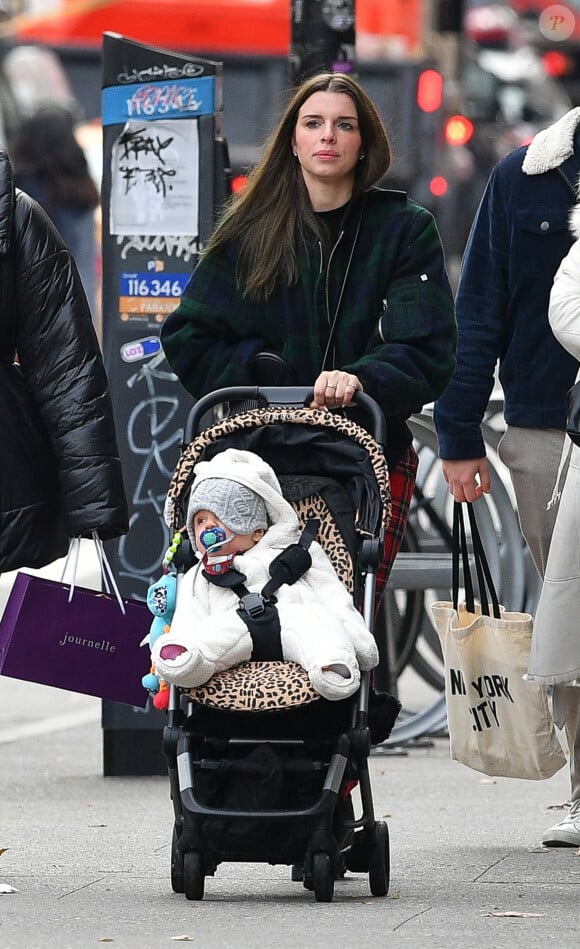 Exclusif - Julia Fox et son fils Valentino à New York, le 9 décembre 2021.