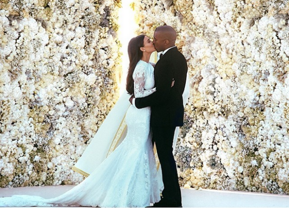 Kanye West est déterminé à se réconcilier avec Kim Kardashian. Il la mentionne sur Instagram et continue de prier pour que leur couple se reforme.