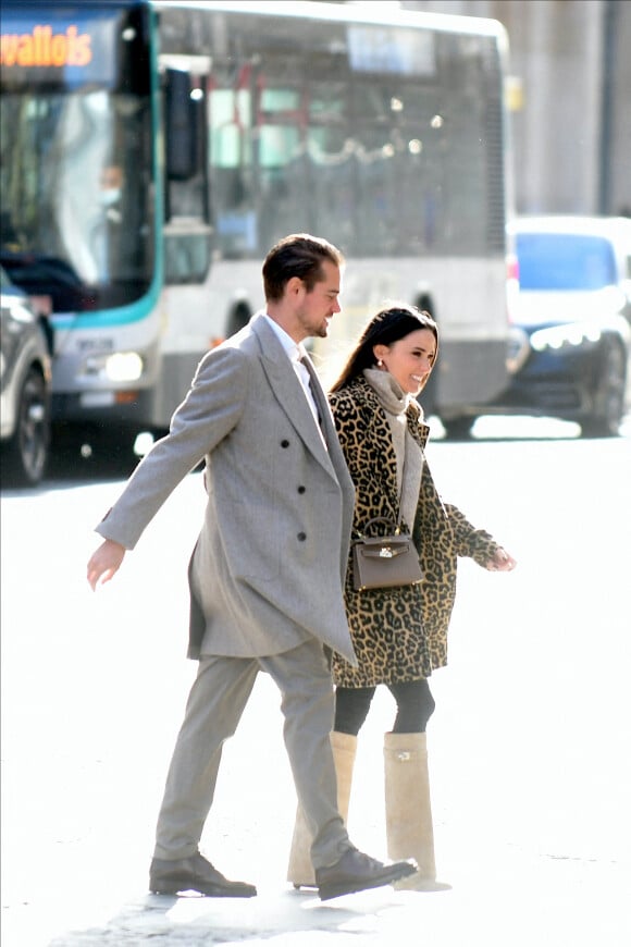 Exclusif - Capucine Anav et son compagnon Victor sont allés choisir leurs alliances pour leur futur mariage, à la bijouterie Galeries Lafayette - Royal Quartz Paris rue Royal à Paris, France, le 7 février 2022.