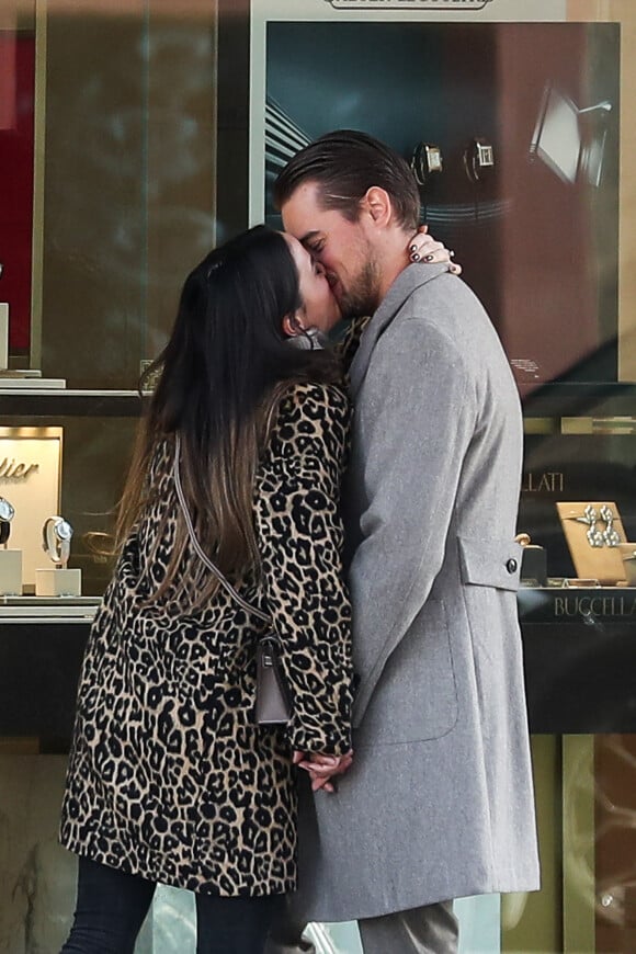 Exclusif - Capucine Anav et son compagnon Victor sont allés choisir leurs alliances pour leur futur mariage, à la bijouterie Galeries Lafayette - Royal Quartz Paris rue Royal à Paris, France, le 7 février 2022.