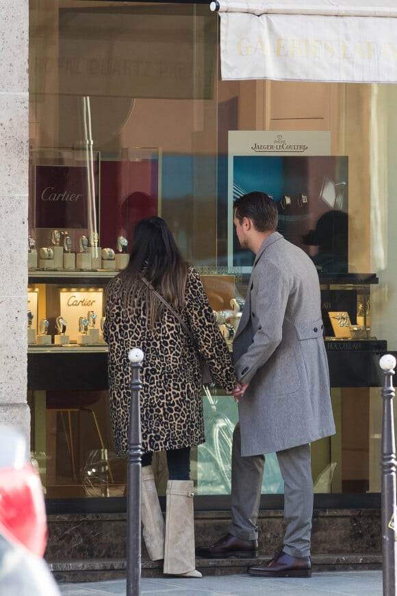 Exclusif - Capucine Anav et son compagnon Victor sont allés choisir leurs alliances pour leur futur mariage, à la bijouterie Galeries Lafayette - Royal Quartz Paris rue Royal à Paris, France, le 7 février 2022.