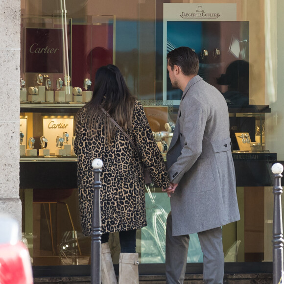 Exclusif - Capucine Anav et son compagnon Victor sont allés choisir leurs alliances pour leur futur mariage, à la bijouterie Galeries Lafayette - Royal Quartz Paris rue Royal à Paris, France, le 7 février 2022.