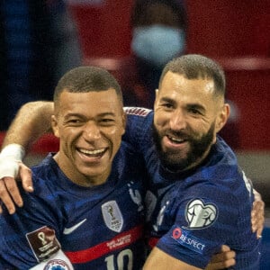 Kylian Mbappé et Karim Benzema lors du match de football de qualification pour la Coupe du monde 2022 entre la France et le Kazakhstan au stade Parc des Princes à Paris, France, le 13 novembre 2021. La France a gagné 8-0. © Cyril Moreau/Bestimage