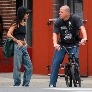 Exclusif - Prix Spécial - No Web - Channing Tatum et Zoe Kravitz continuent d'allimenter sur le fait qu'ils soient en couple lors d'une balade en BMX dans East Village à New York City, New York, Etats-Unis, le 18 août 2021. Les deux comédiens se sont rencontrés sur le tournage du film "Pussy Island" il y a quelques mois, Zoe est la réalisatrice et Channing y tient le rôle principal. 