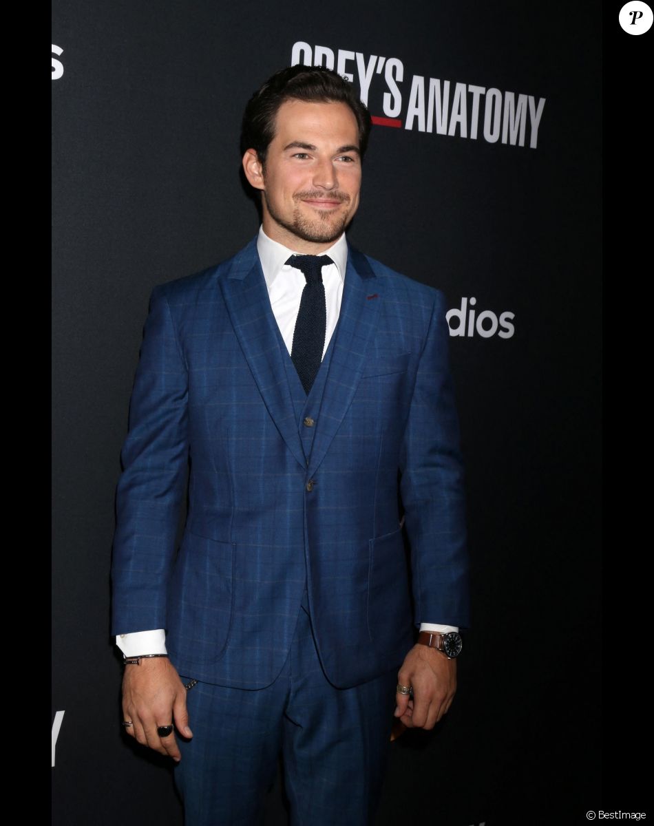 Giacomo Gianniotti - Les acteurs de 'Greys Anatomy' réunis pour fêter la diffusion du 300ème épisode de la série au restaurant TAO à Hollywood, le 5 novembre 2017.
