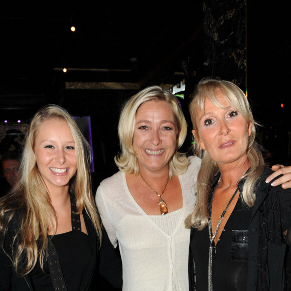 Marion Maréchal, sa mère Yann et sa tante Marine Le Pen à Paris, le 19 décembre 2012