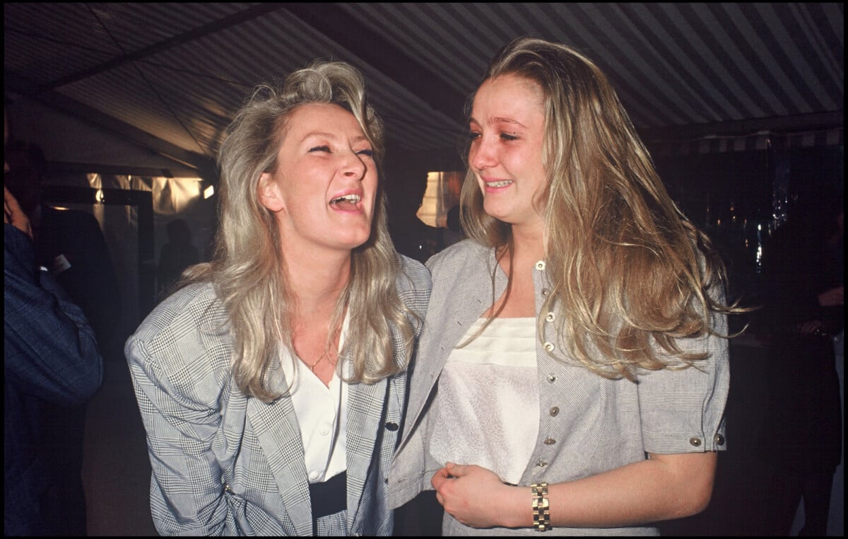 Photo : Marie-Caroline et sa soeur Marine Le Pen après les résultats du  premier tour des élections présidentielles en 1988 - Purepeople