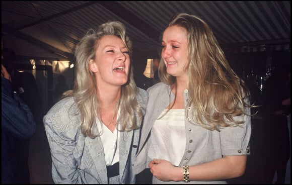 Marie-Caroline et sa soeur Marine Le Pen après les résultats du premier tour des élections présidentielles en 1988