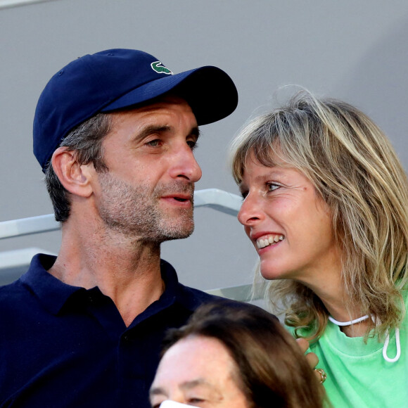 Karin Viard et son compagnon Manuel Herrero dans les tribunes des Internationaux de France de Roland-Garros à Paris, le 11 juin 2021. © Dominique Jacovides / Bestimage