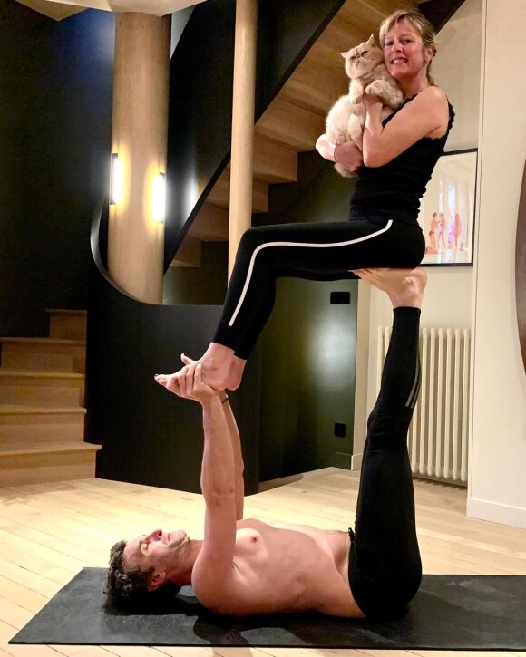 Manuel Herrero et Karin Viard en mode yoga sur Instagram.