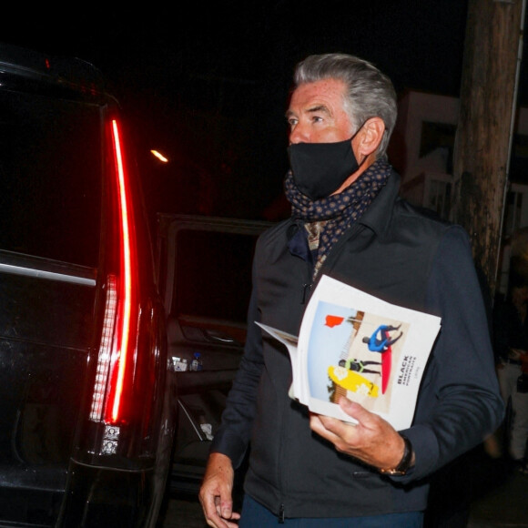 Pierce Brosnan et sa femme Keely Shaye Smith sont allés dîner en amoureux pour la Saint-Valentin au Giorgio Baldi à Santa Monica, Los Angeles, Californie, Etats-Unis, le 14 février 2022. 