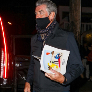 Pierce Brosnan et sa femme Keely Shaye Smith sont allés dîner en amoureux pour la Saint-Valentin au Giorgio Baldi à Santa Monica, Los Angeles, Californie, Etats-Unis, le 14 février 2022. 