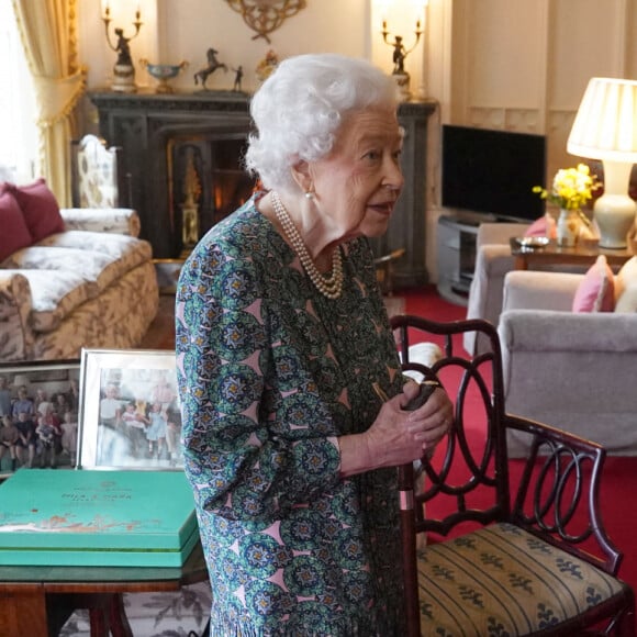 La reine Elisabeth II d'Angleterre en audience avec l'Amiral James Macleod et le Général Eldon Millar au château de Windsor.