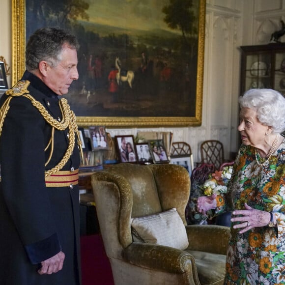 La reine Elisabeth II d'Angleterre en audience au château de Windsor avec Sir Nick Carter, Chef d'état-major de la Défense. Le 17 novembre 2021 