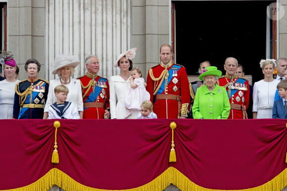 Zara Phillips, la princesse Anne, Camilla Parker Bowles, duchesse de Cornouailles, le prince Charles, Kate Catherine Middleton, duchesse de Cambridge, la princesse Charlotte, le prince George, le prince William, la reine Elisabeth II d'Angleterre, le prince Philip, duc d'Edimbourg, la comtesse Sophie de Wessex et James Mountbatten-Windsor - La famille royale d'Angleterre au balcon du palais de Buckingham lors de la parade "Trooping The Colour" à l'occasion du 90ème anniversaire de la reine. Le 11 juin 2016