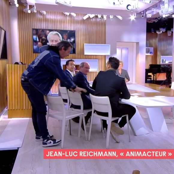 Jean-Luc Reichmann raconte sur le plateau de C à Vous comment Alain Delon l'a mis en garde pour protéger sa femme Nathalie au début de leur relation