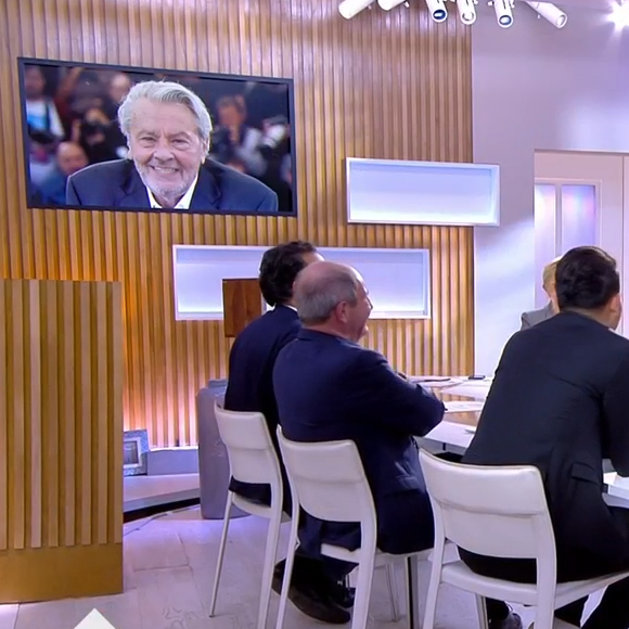 Jean-Luc Reichmann raconte sur le plateau de C à Vous comment Alain Delon l'a mis en garde pour protéger sa femme Nathalie au début de leur relation