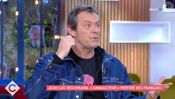 Jean-Luc Reichmann raconte sur le plateau de C à Vous comment Alain Delon l'a mis en garde pour protéger sa femme Nathalie au début de leur relation