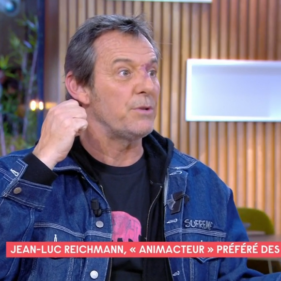 Jean-Luc Reichmann raconte sur le plateau de C à Vous comment Alain Delon l'a mis en garde pour protéger sa femme Nathalie au début de leur relation