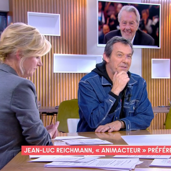 Jean-Luc Reichmann raconte sur le plateau de C à Vous comment Alain Delon l'a mis en garde pour protéger sa femme Nathalie au début de leur relation