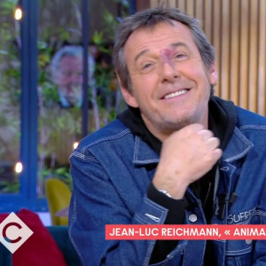 Jean-Luc Reichmann raconte sur le plateau de C à Vous comment Alain Delon l'a mis en garde pour protéger sa femme Nathalie au début de leur relation