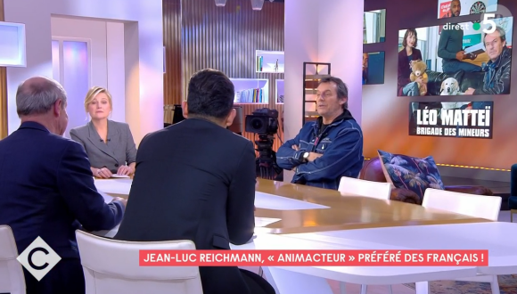Jean-Luc Reichmann raconte sur le plateau de C à Vous comment Alain Delon l'a mis en garde pour protéger sa femme Nathalie au début de leur relation