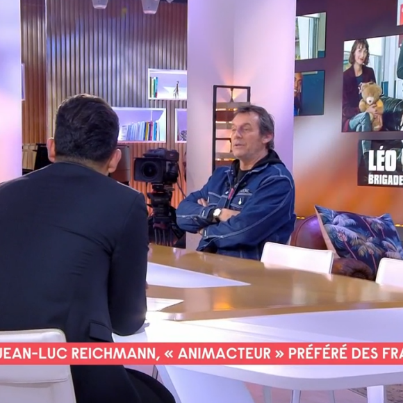 Jean-Luc Reichmann raconte sur le plateau de C à Vous comment Alain Delon l'a mis en garde pour protéger sa femme Nathalie au début de leur relation