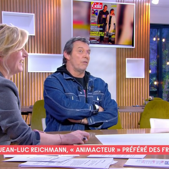 Jean-Luc Reichmann raconte sur le plateau de C à Vous comment Alain Delon l'a mis en garde pour protéger sa femme Nathalie au début de leur relation